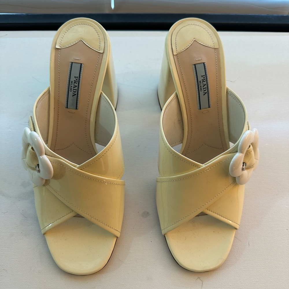 Prada Patent leather heels with flower buckle Size 9